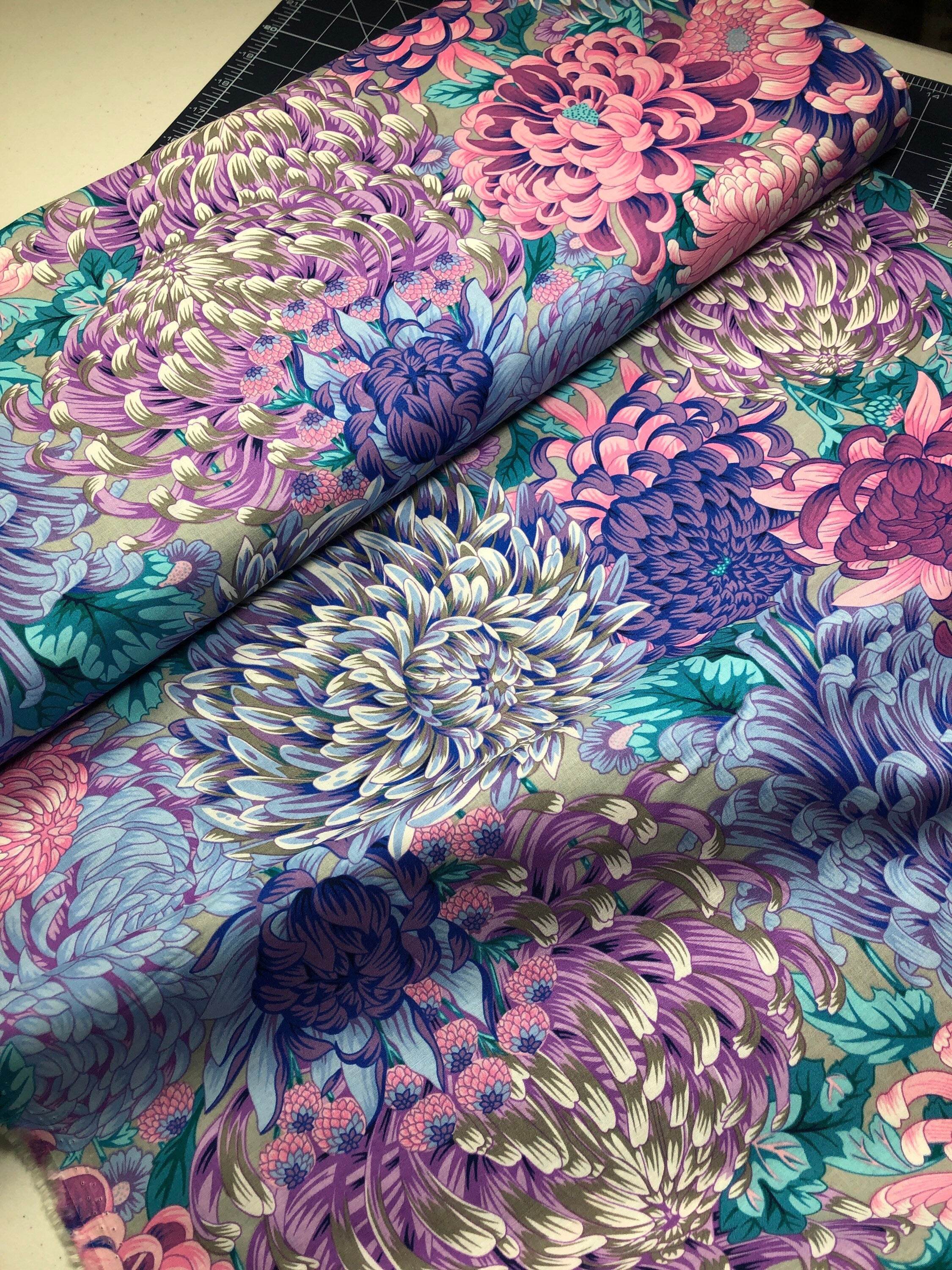 Hokusai's Mums - Grey